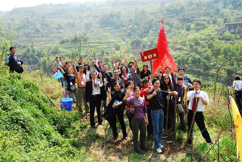 4 2007年年會上，工作人員和加盟商三百余人開展綠色行動。.JPG