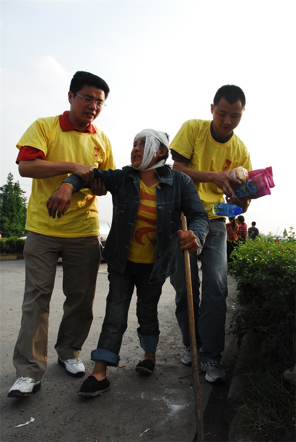 2 攙扶一天都沒吃上飯的她離開危險的馬路，給她急需的錢，請她吃飯.JPG