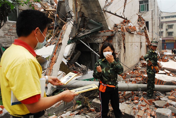 9 給奮戰(zhàn)在一線的英雄官兵贈送梳子.jpg